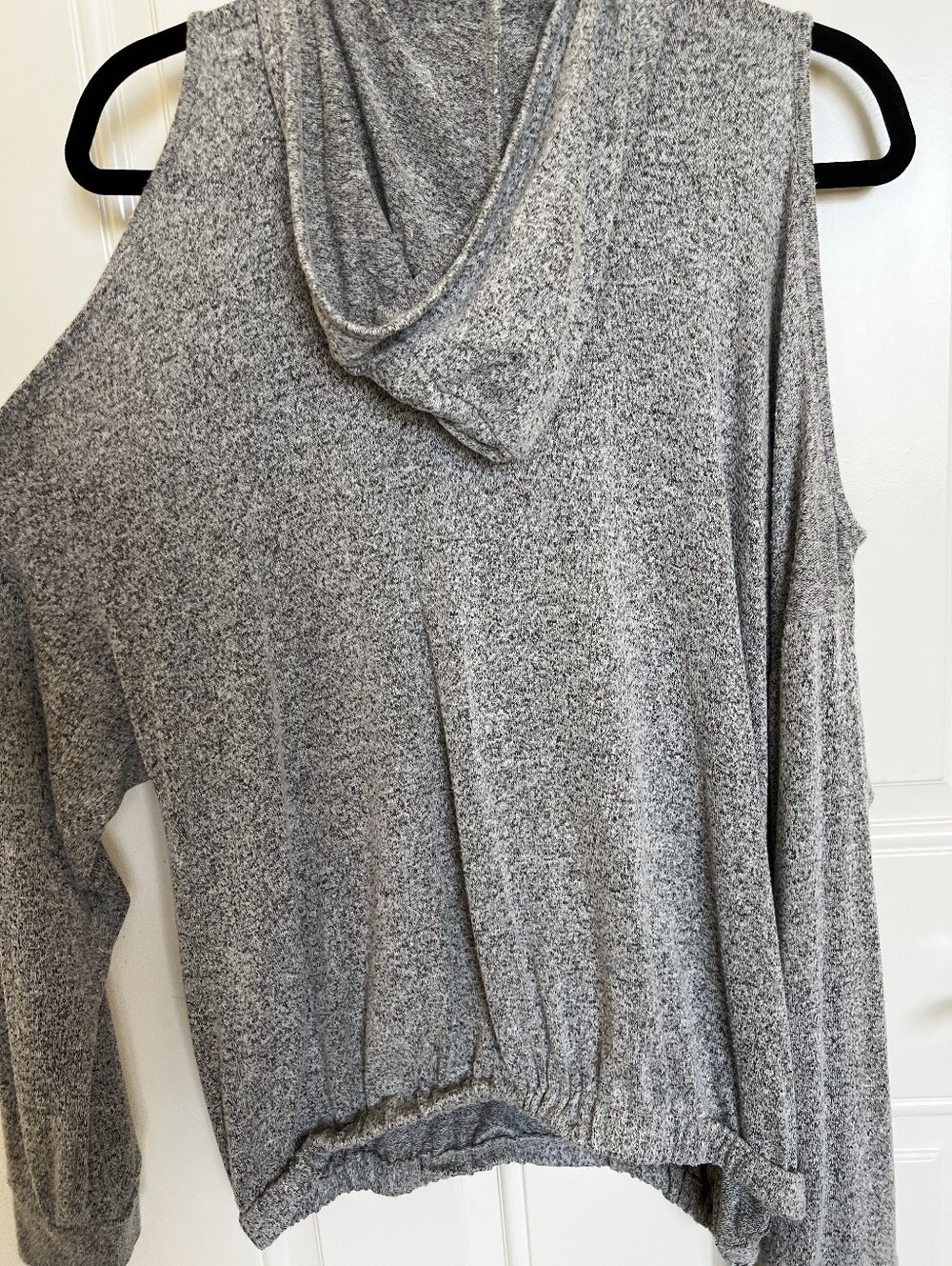 Venus Gray Sweater With Shoulder Style. - Picture 4 of 7